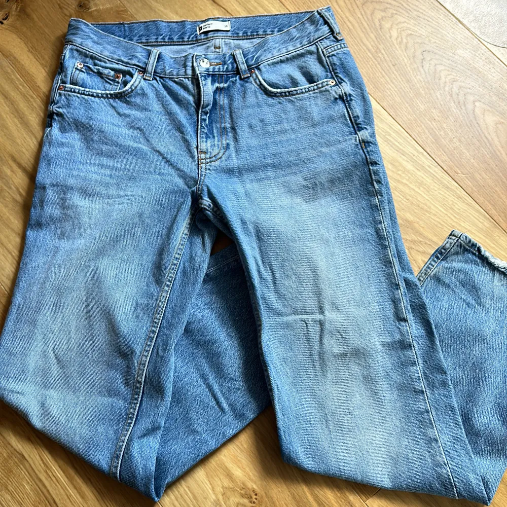 Fina ljusblåa Gina Tricot Jeans i storlek 36. Använda endast ett fåtal gånger. Nypris: 499kr. Jeans & Byxor.