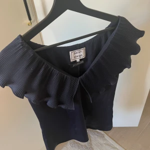 Topp - Jätte söt topp som e perfekt till sommaren. Nypris 1000