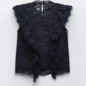 Spets topp - Säljer denna jätte fina topp ifrån zara  då den inte har kommit till någon användning💗 