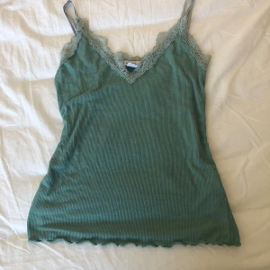 Grönt spets linne - Köpt från New Yorker för 60 kr. Linnet är i storleken S men passar mig som vanligtvis har storleken Xs/Xxs