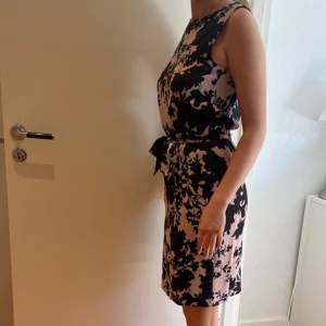 Sommarklänning - Sommarklänning ifrån Esprit storlek 36 nypris 700kr lappen finns fortfarande kvar🌿🐚