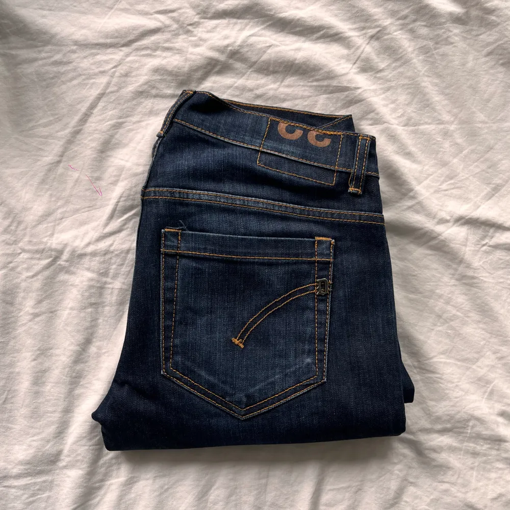 Hej! Säljer nu dessa sjukt snygga dondup jeans som är perfekta till våren och sommaren | Trendigaste och mest eftertraktade jeansen på marknaden! | Storlek 32 | Skick: 9/10 | Ny pris: 3600 kr, Säljs för endast 999 kr. Jeans & Byxor.