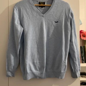 blå sweater - En blå ”vintage” tröja. Använd men i god skick storlek S