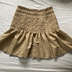 Kjol - Jätte fin kjol. Kan diskutera pris! Är i m men passar mig i s.