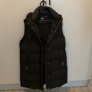 Zara väst - Lång Zara väst i storlek xs, ganska stor i storleken. Knappt använd. 