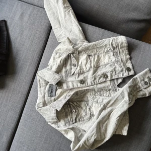 Jeansjacka - Snygga ljusgrå jeansjacka från Only. Strl 38 men ganska liten skulle jag säga.  60kr Köparen står för frakten 💕