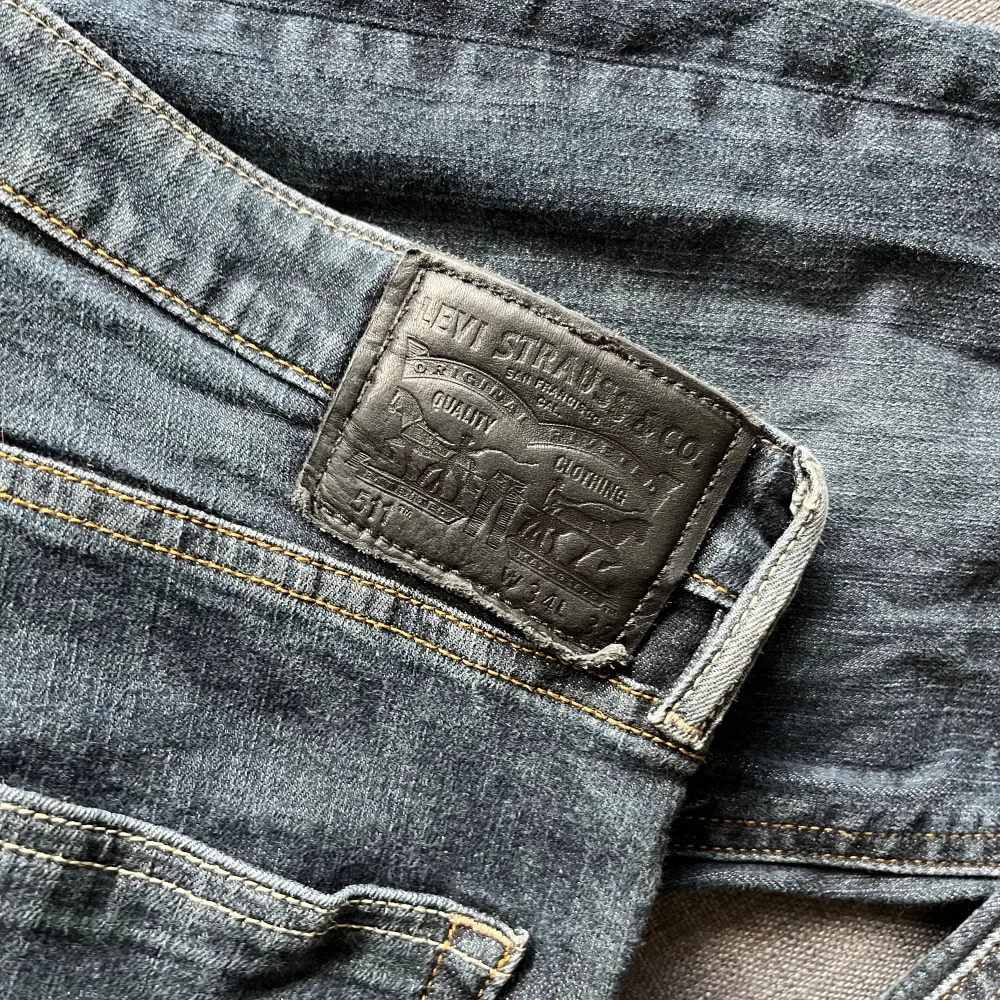 Snygga jeans från Levis, lite tajtare modell skulle jag säga men beror såklart på kroppsform! Hittar tyvärr inte vad modellen heter :(  Strl W34 L32 350kr  Köparen står för frakten💕. Jeans & Byxor.