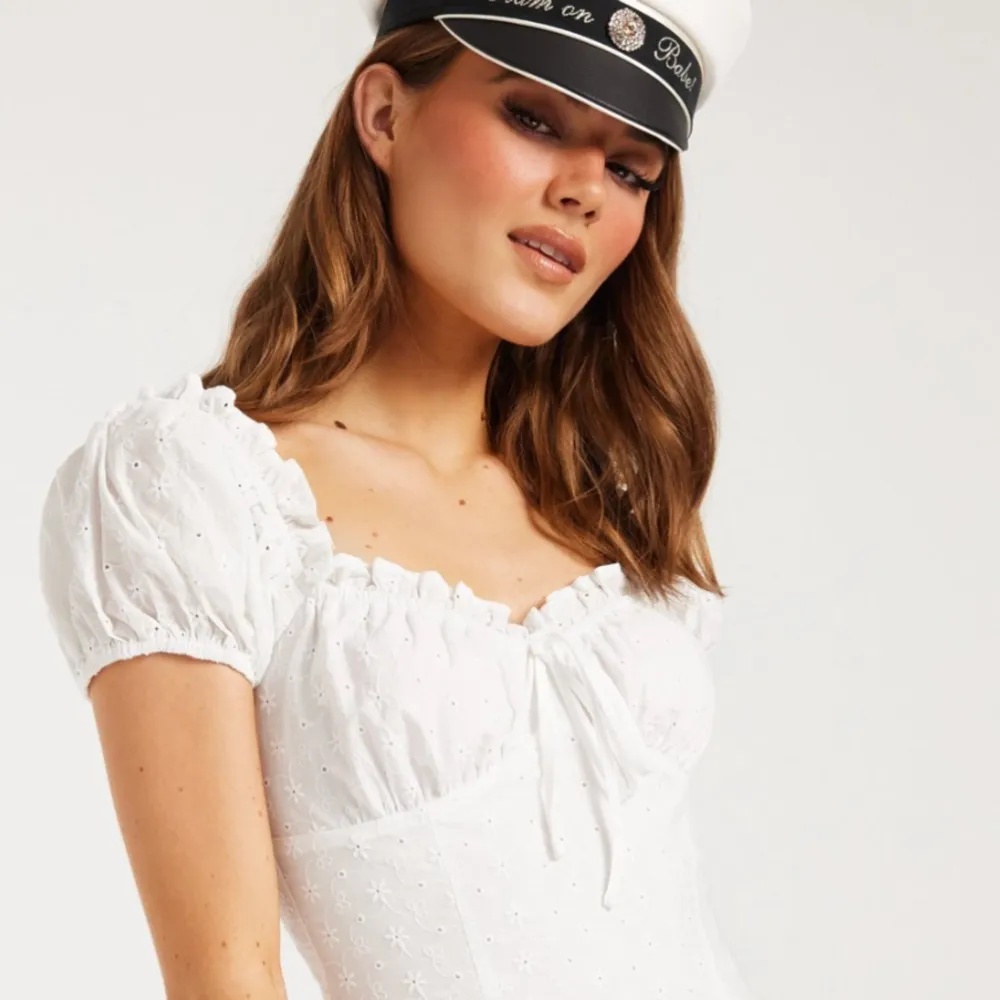 Säljer denna fina vita klänningen som passar perfekt till studenten🤍Helt ny med lappar kvar! Slutsåld på hemsidan. Storlek 38!. Klänningar.
