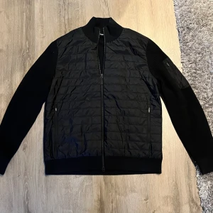 J.lindeberg cardigan - Säljer en j.lindeberg cardigan i nyskick andvänd fåtal gånger, riktigt snygg cardigan nu inför sommaren skick 9/10 storlek L som man ser i bild 3,  hör av er vid fler frågor. 