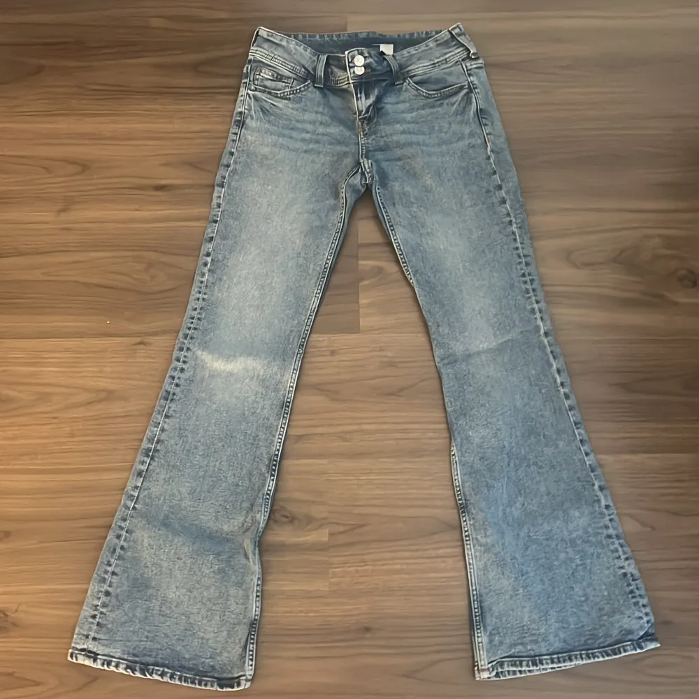 Lågmidjade jeans från h&m, använt några gånger, bra skick. Jeans & Byxor.