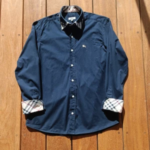 Burberry London skjorta - Marinblå Burberry skjorta | storlek M | Bra skick | Nypris: ca 5000 kr | Vårat pris: 799 kr | Skriv vid intresse eller frågor!
