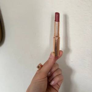 Charlotte Tillbury lipstick - Läppstift från Charlotte Tillbury använt väldigt lite, mycket kvar!!   Färgen Sexy Lips