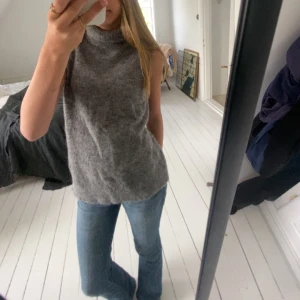 stickad kortärmad tröja  - säljer denna stickad kortärmade tröjan med krage pågrund av att den kommer inte till användning!💗inga tecken på användning! nypris 650, skriv för fler bilder och pris kan diskuteras!💞