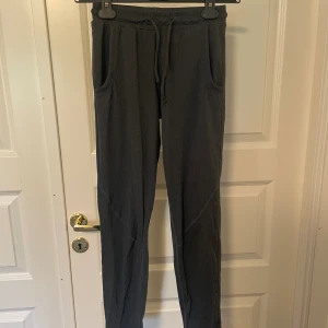 Mjukisbyxor  - Gråa mjukisbyxor från Soc. Använda några få gånger och är i fint skick