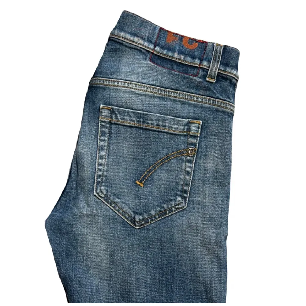Hej, säljer ett par feta Dondup jeans | Storlek 31 | Modellen George | Nypris ca 3500kr | Mitt pris 949kr!  Skick 9/10 | Diskuterbart pris | Hör av dig vid minsta fundering ☺️. Jeans & Byxor.