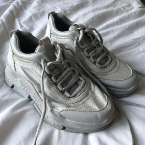 Sneakers  - Sneakers i använt skick. Vikt ca 833g.