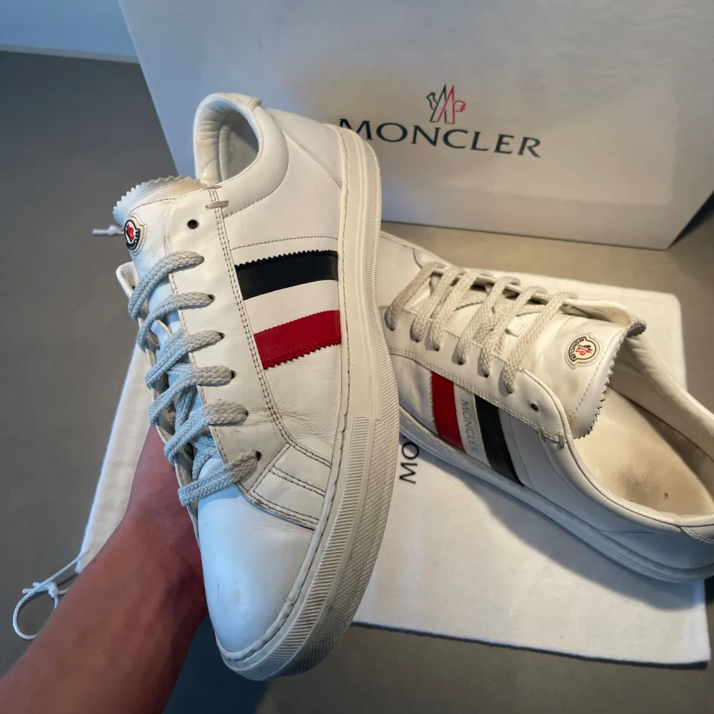 Hej! Säljer nu dessa super snygga vita moncler ”Monaco” skorna. Okej skick anvädna en del. Storlek 44,5 och sitter (TTS) True to size. Tillkommer Box, skopåse & kvitto vid köp. Kan frakta eller mötas upp i Kungälv. PM 📩Fler frågor/bilder :). Skor.