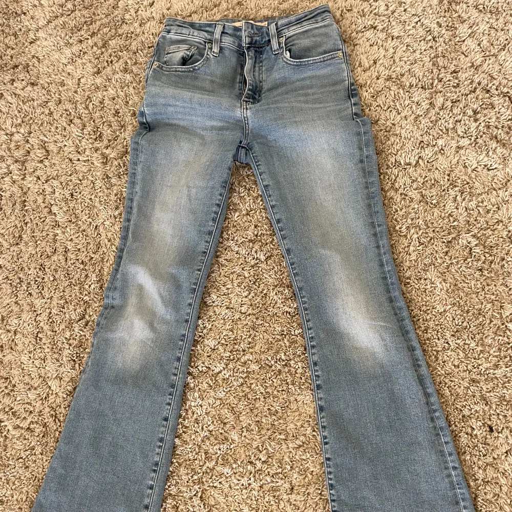 Blå Levi’s jeans i modell 726 flare, storlek 25/32🤍 Fint skick! Använt ett fåtal gånger. Står att det är highwaist, men sitter som midwaist! Pris går att diskuteras, (nypris 1249kr). Jeans & Byxor.