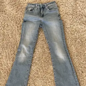 Blå Levi’s jeans i modell 726 flare, storlek 25/32🤍 Fint skick! Använt ett fåtal gånger. Står att det är highwaist, men sitter som midwaist! Pris går att diskuteras, (nypris 1249kr)