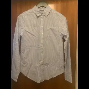 Blå och vit randig skjorta 