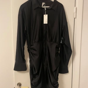 Mini skjortklänning - Svart miniklänning som är ej använd (har fortfarande lapparna kvar). 