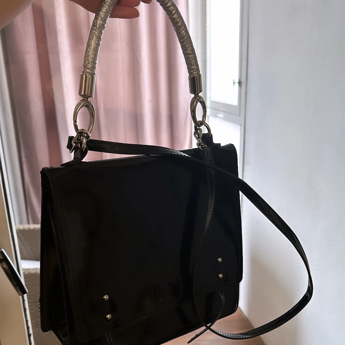 Svart med silver Väska