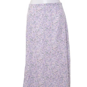 Lila kjol med slits  - Lila kjol som jag köpte men ångrade. 