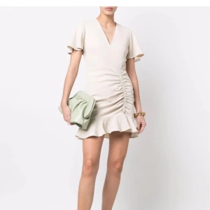 Studenklänning - Så fin studentklänning från Sandro! Endast använd 1 gång❣️