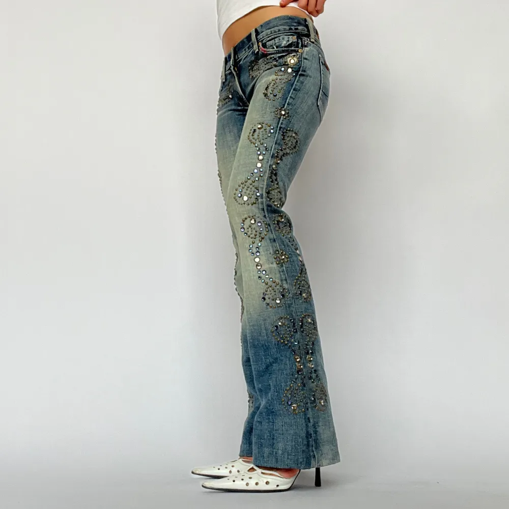 Lågmidjade jeans i en limited edition modell från 7 For All Mankind. Modellen på bilden är 175 cm och bär 7 cm klackar. Innerbenslängden: 82 cm Midjemått: 79 cm. Jeans & Byxor.