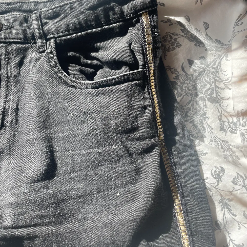 Svarta jeans shorts med en guldig rand på vardera sida. Lite urtvättade men annars i mycket gott skick💕Hör helst av dig innan du köper, köp görs via ”köp nu”💕. Shorts.