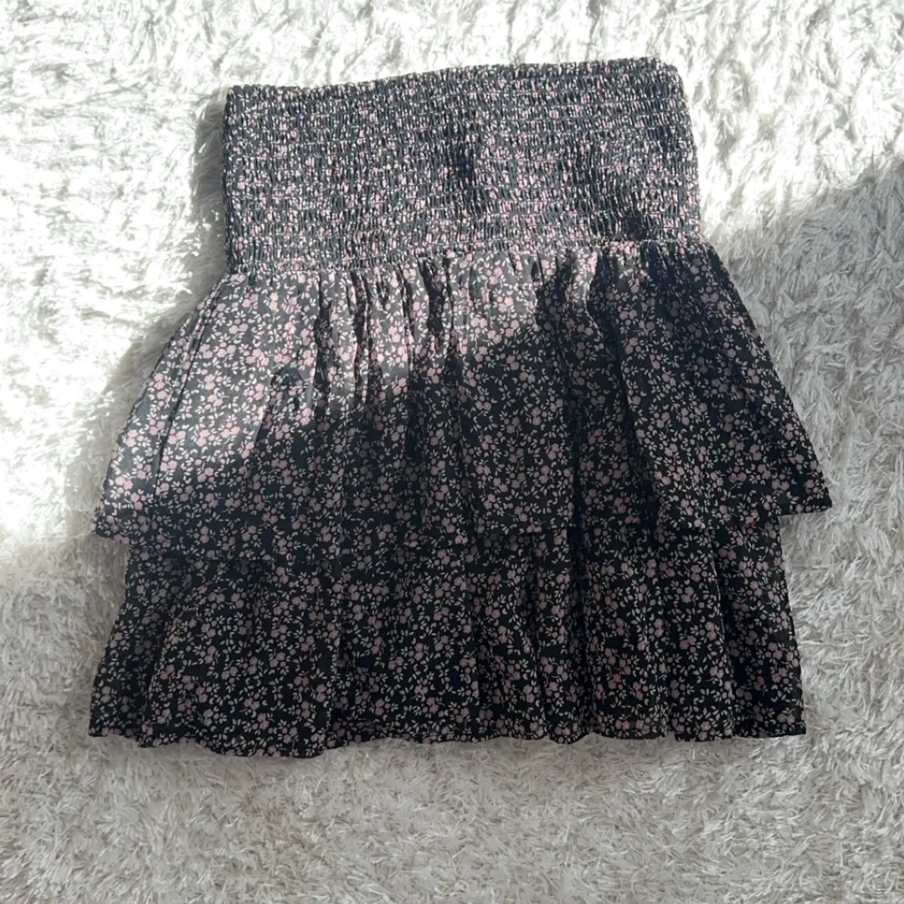 Superfin kjol från Kappahl i storlek 170, passar mig som vanligtvis har xs 💞. Kjolar.