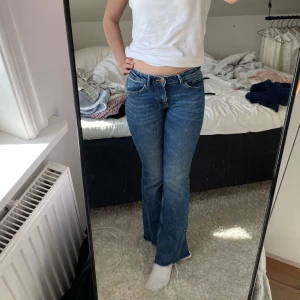 Lågmidjade jeans  - Jättefina lågmidjade jeans i mycket bra skick🙌🏼Jag är ca 163cm 