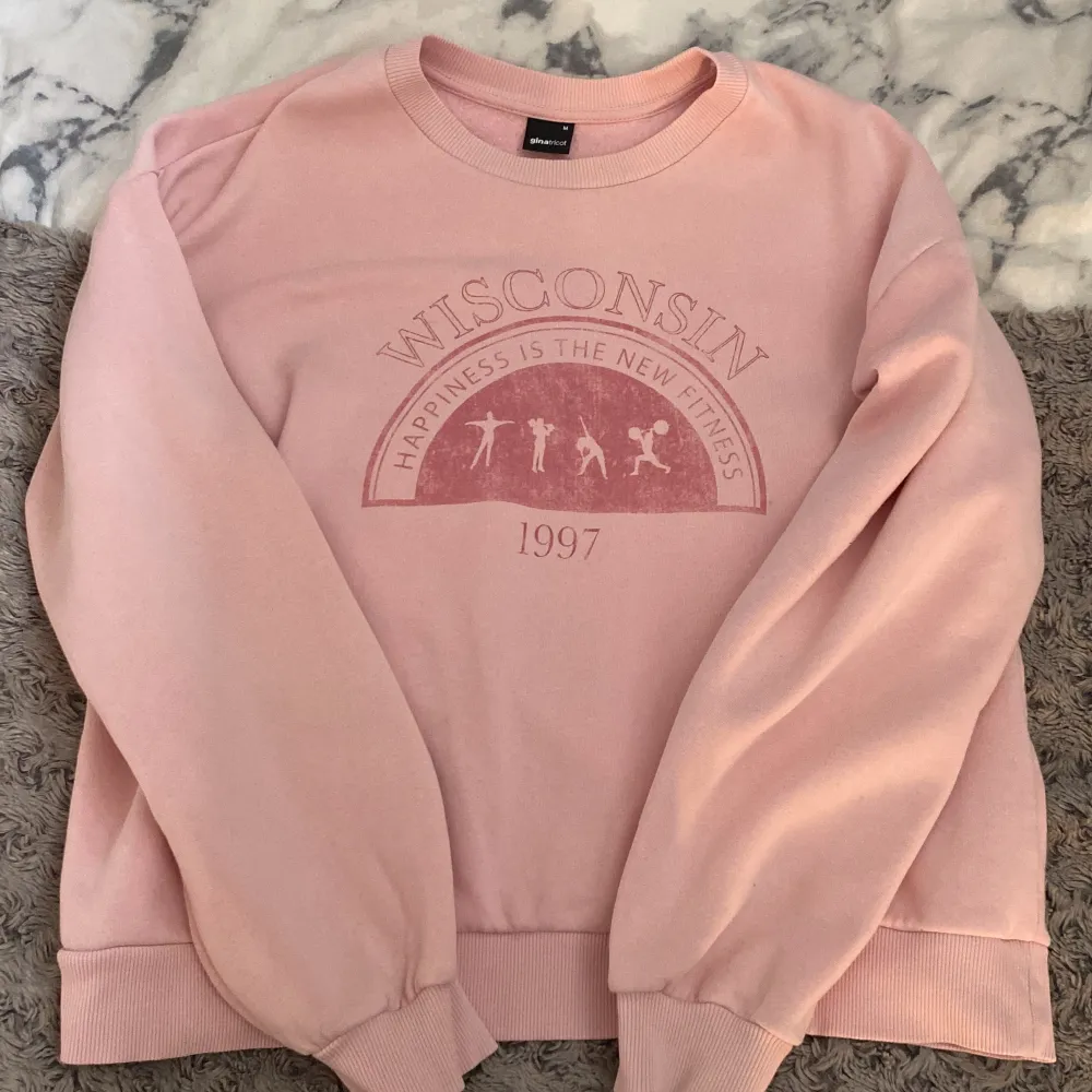 En rosa sweatshirt som är i från Gina. Den är i bra skick🩷. Tröjor & Koftor.