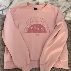 En rosa sweatshirt som är i från Gina. Den är i bra skick🩷