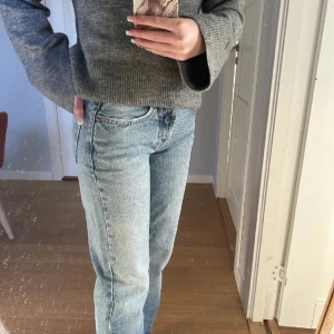 Zara Jeans - Midjemått: 35cm Innerbenslängd: 79-80cm  De har slitningar längst ner, vilket är modellen💞 Inga defekter