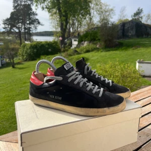 Golden goose  - Säljer kyliga superstars i storlek 40. Finns små tecken på användning och ger ett bra helhetsintryck. Box finns. Tveka inte att höra av dig vid funderingar.