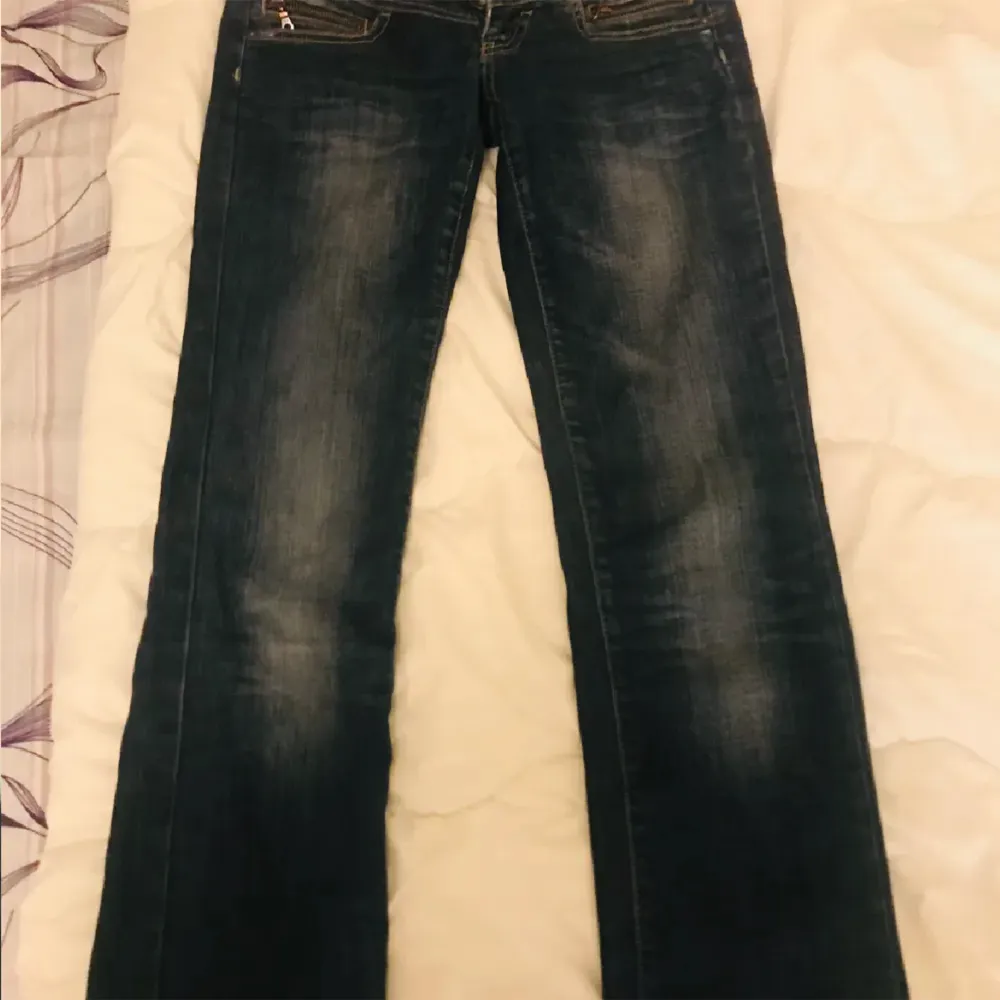 Köptes från plick💗 jeansen har detaljer på baksidan och är mörkblåa. Kom privat för fler bilder eller mått😊. Jeans & Byxor.