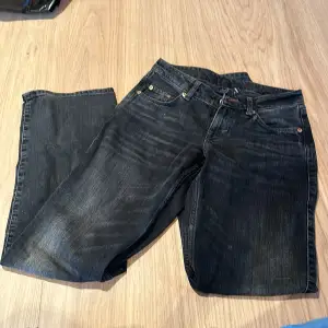 Strl 24/32. Lågmidjade jeans i modell Arrow från Weekday 