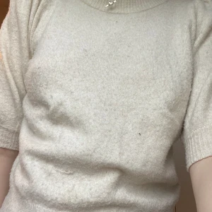 Stickad t shirt  - Stickad t-shirt från vero Moda, använd någon fåtal gång men i väldigt bra skick. Skriv för fler bilder eller frågor. Säljer för 200 kr + frakt, nypris var ca 250. PRIS KAN DISKUTERAS