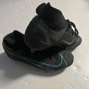 Fotbollsskor - Använda 2 säsonger, storlek 38.5