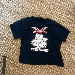 T-shirt - Säljer nu min as feta t-shirt från mantis, den har en ganska cropped passform, bra kvalitet och coolt tryck.  Tröjan är ganska liten så jag skulle rekommendera til någon som är ungefär 170-175😁👍