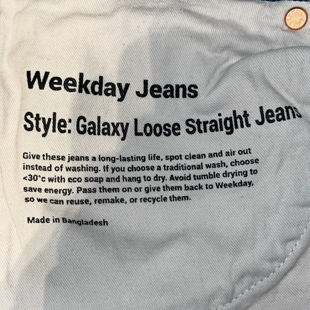 Loose Straight Jeans från Weekday. Väldigt bra skick, 9/10, använts fåtal gånger. Storlek: W31 L32  Hör av er vid frågor👍. Jeans & Byxor.