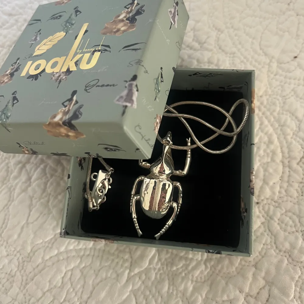Säljer mitt superfina ”Beetle Mini” halsband från Ioaku i silver som knappt har använts och är i superfint skick. Köptes för 600kr och säljer för 400kr då även boxen samt en längre kedja till halsbandet tillkommer. . Accessoarer.