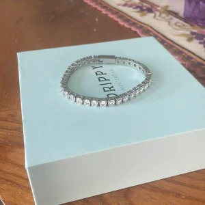 Tennis armband white gold till tjejer - Tennis bracelet, nypris 1200, jättebra kvalitet,