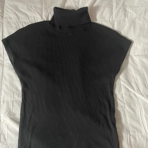 Topp från zara  - Säljer denna topp från zara då jag inte längre använder den. Toppen är i storlek m och är använd men i bra skick. Hör av er vid intresse 💙