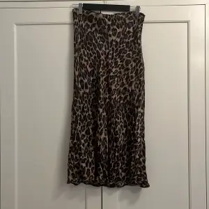 Superfin kjol i siden liknande material från H&M storlek 38. High Waist - midja