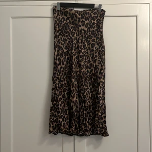 Leopard midikjol  - Superfin kjol i siden liknande material från H&M storlek 38. High Waist - midja