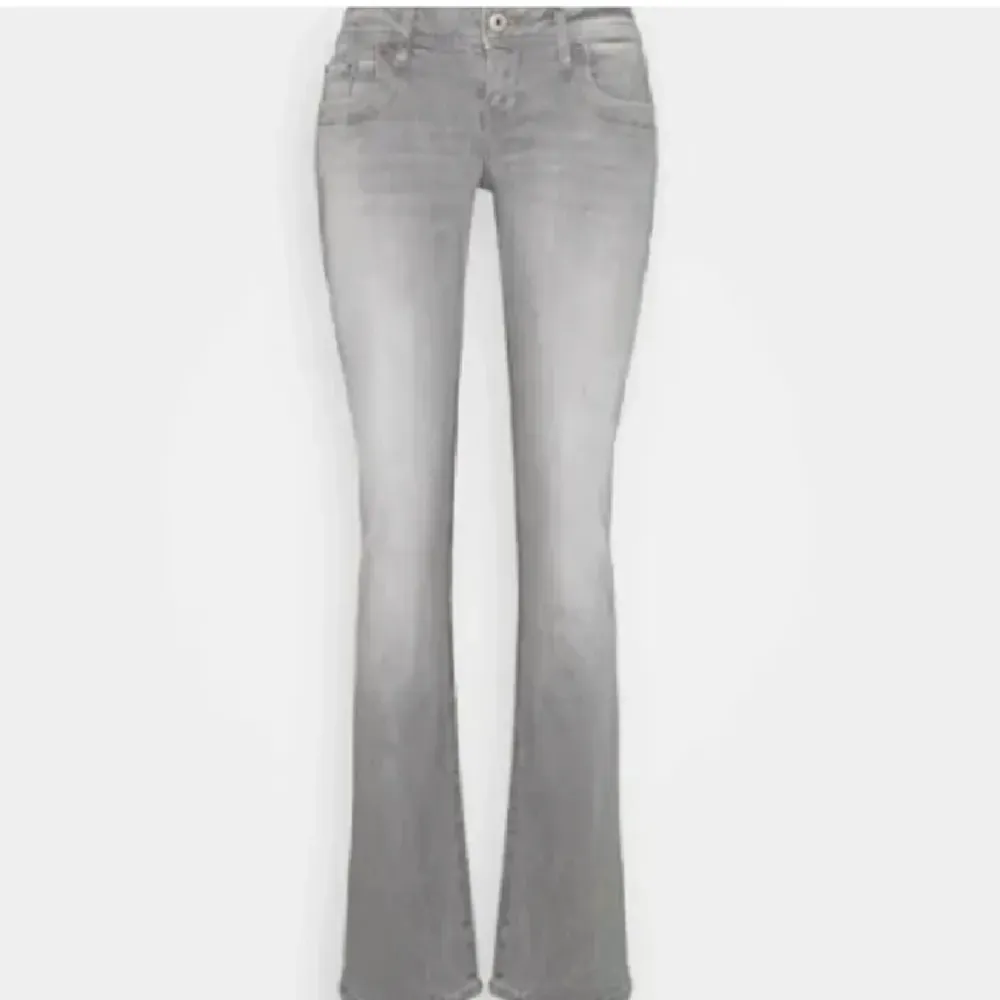 Sååå snygga jeans, varit slutsålda länge! Sparsamt använda, skriv för fler bilder💖. Jeans & Byxor.