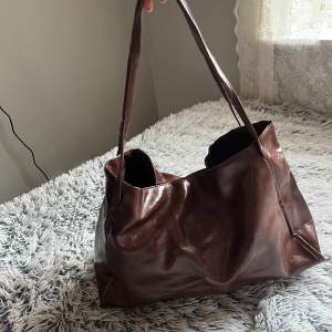 En helt oanvänd väska i en snygg brun färg, hör av dig vid fler frågor 💞💗