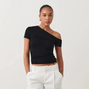 Svart topp  - Svart asymmetrisk topp från Gina som inte kommer till användning🩷